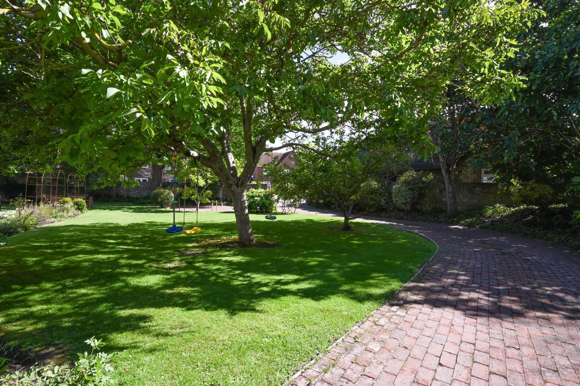 Walnut Tree House Villa Rustington Bagian luar foto